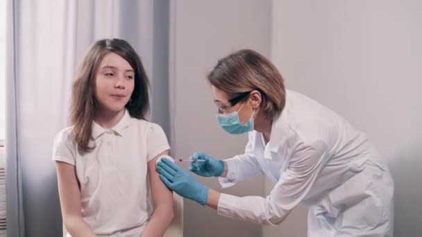 Vaksinasjon av barn. – stockvideo