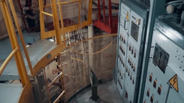 Mine souterraine pour le lancement de missiles nucléaires. — Video