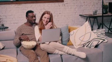 Çift dizüstü bilgisayarda video izliyor..