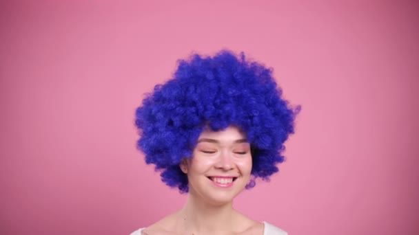 Mulher em Blue Wig . — Vídeo de Stock