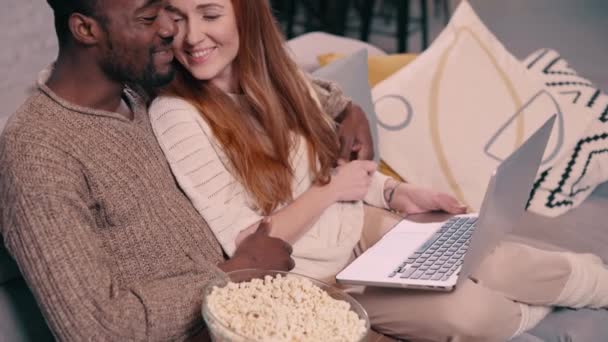 Pasangan sedang menonton video di laptop. — Stok Video