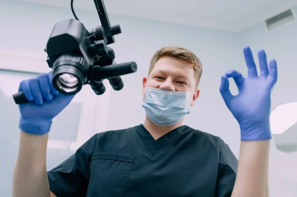 Dokter gigi bekerja dengan mikroskop . — Stok Foto