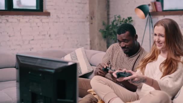 Casal casal jogar videogame. — Vídeo de Stock