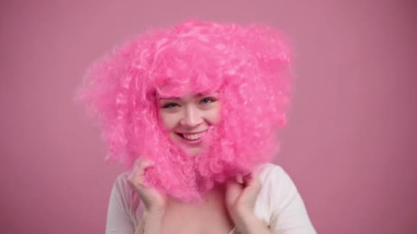 Vrolijke roze-harige vrouw. — Stockvideo