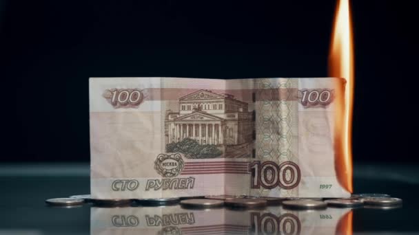 Rublo ruso está ardiendo. — Vídeo de stock