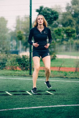 Kadın hız merdiveni talimi yapıyor..