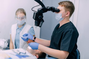 mikroskop kullanarak diş hekimi.