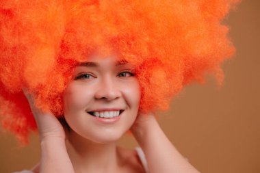 Turuncu saçlı neşeli kadın..