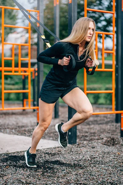 Mulher está fazendo exercício. — Fotografia de Stock