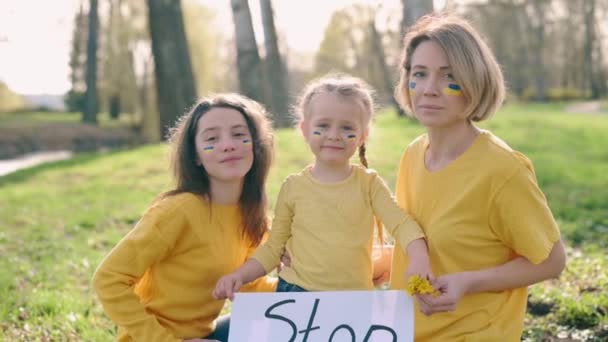 Ukrainian family calls to stop war. — Stock Video