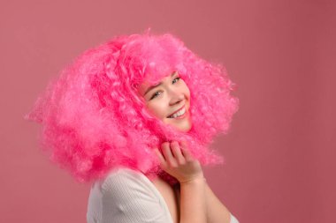 Neşeli pembe saçlı kadın.