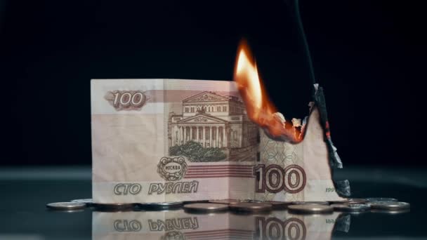 Russische roebel brandt.. — Stockvideo
