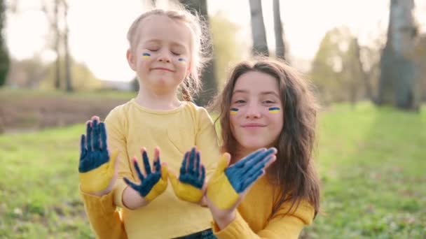 Portré ukrán gyermekek nemzeti szimbólumokkal. — Stock videók