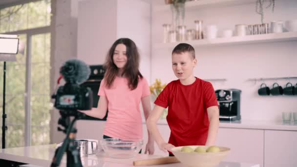 Menino Menina Gravando Blog Culinário Casa Crianças Cumprimentam Seus Espectadores — Vídeo de Stock