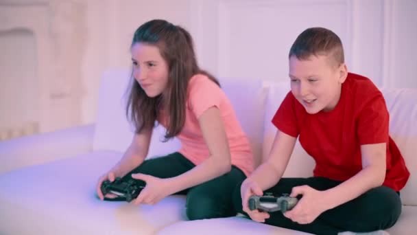 Дети Играют Видеоигры Дома Брат Сестра Активно Участвуют Игре — стоковое видео