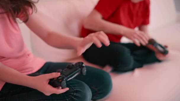 孩子们在家里玩电子游戏 男孩和女孩在游戏中积极竞争 — 图库视频影像