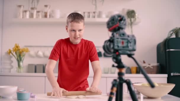 Blog Culinario Bambini Casa Ragazzo Stende Pasta Con Mattarello Parla — Video Stock