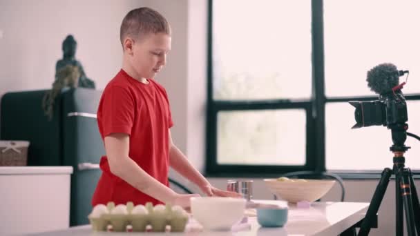 Blog Culinario Bambini Casa Ragazzo Stende Pasta Con Mattarello Parla — Video Stock