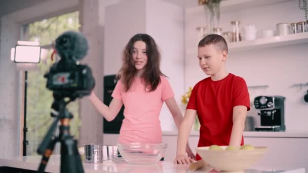 男の子と女の子が自宅で料理ブログを記録します 子供たちは観客を迎える — ストック動画