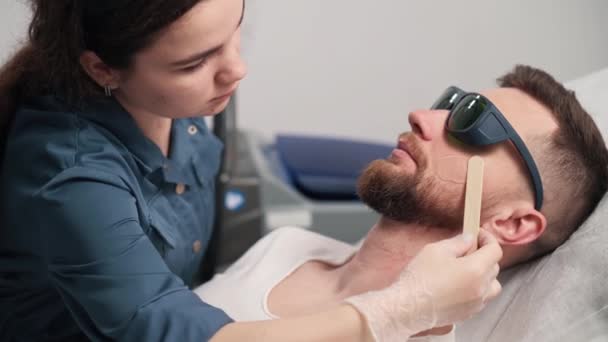 Depilación Láser Del Contorno Barba Cosmetólogo Profesional Aplica Gel Depilatorio — Vídeo de stock