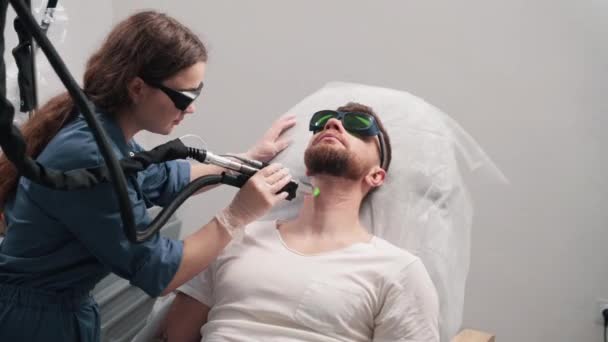 Laser Enthaarung Der Bartkontur Mann Bekommt Dauerhafte Laser Gesichtshaarentfernung Schönheitssalon — Stockvideo