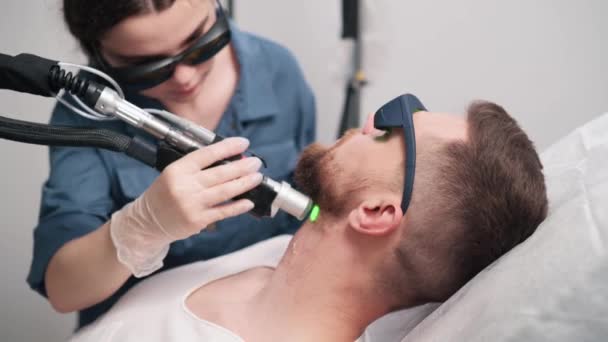 Depilação Laser Contorno Barba Homem Recebendo Remoção Permanente Cabelo Rosto — Vídeo de Stock