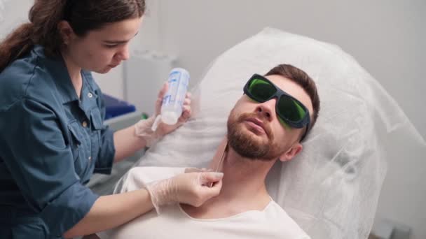 Laserová Depilace Vousů Profesionální Kosmetolog Aplikuje Depilační Gel Mužský Krk — Stock video
