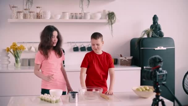 男孩和女孩在家里记录烹饪博客 孩子们向观众致意 — 图库视频影像