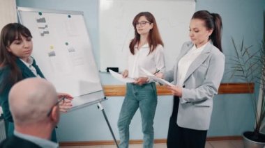 İş adamlarından oluşan bir ekip ofiste projeyi tartışıyor. Uzaklaştır.