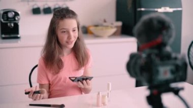 Blogcu kız evde makyaj videosu kaydediyormuş. Sabit çekim.