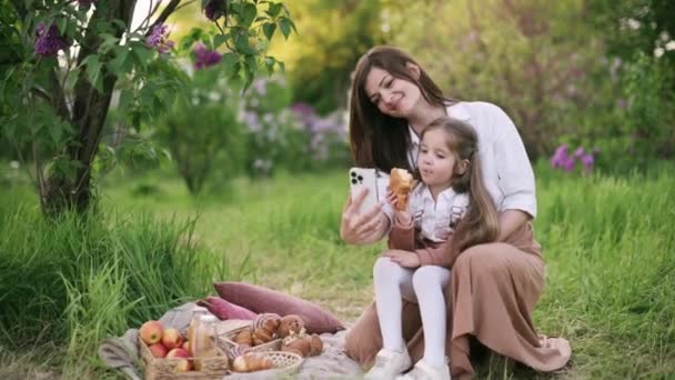 Mutter Und Tochter Beim Picknick Eine Junge Frau Macht Ein — Stockvideo