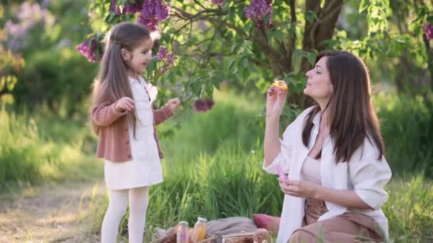 Мама Дочь Веселятся Молодая Женщина Пускает Мыльные Пузыри Время Четырёхлетняя — стоковое видео