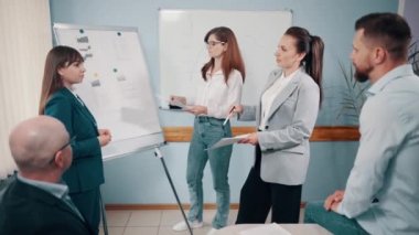 İş adamlarından oluşan bir ekip ofiste projeyi tartışıyor..