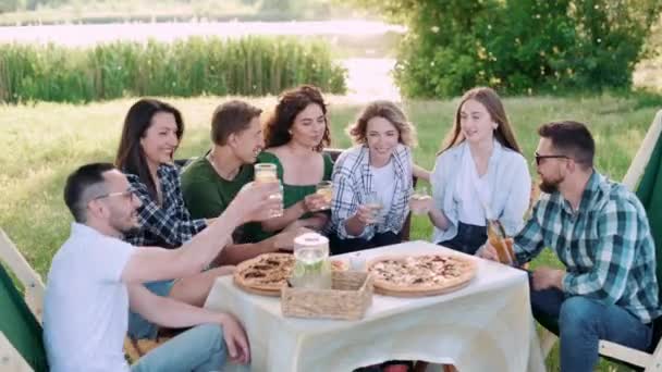 Grupo Amigos Estão Relaxando Juntos Livre Jovens Pessoas Alegres Clink — Vídeo de Stock