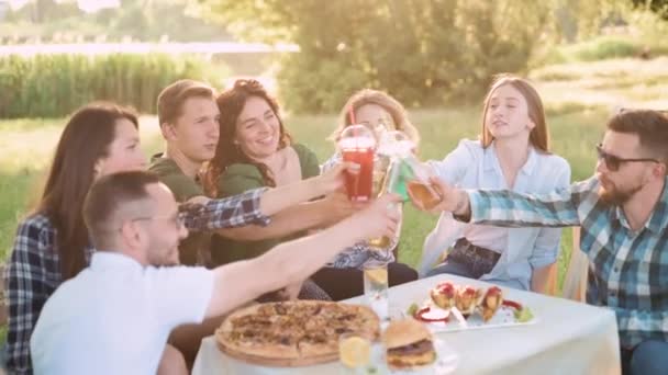 Baráti Társaság Együtt Lazít Szabadban Fiatal Vidám Emberek Koccintanak Nevetnek — Stock videók