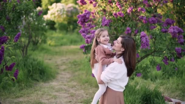 Anne Kızı Eğleniyor Genç Bir Anne Dört Yaşındaki Gülen Kızını — Stok video