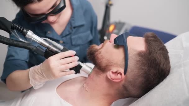 Depilación Láser Del Contorno Barba Maestro Depilación Trata Cuello Hombre — Vídeos de Stock