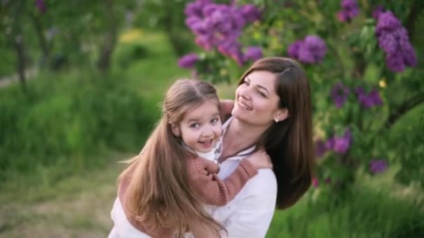 ママと娘は楽しんでる 4歳の娘を笑いながら投げ出す若い母親 — ストック動画