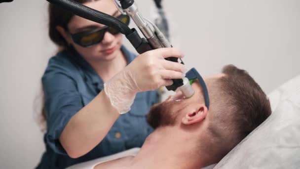 Лазерная Депиляция Бороды Мужчина Получает Постоянное Лазерное Удаление Волос Лице — стоковое видео