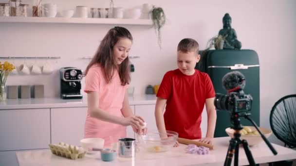 Oğlan Kız Evde Yemek Blogu Kaydediyor Kız Çiğ Yumurtayı Kaseye — Stok video