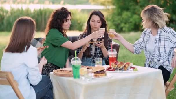 Barátnők Jól Érzik Magukat Négy Fiatal Vidám Eszik Iszik Természetben — Stock videók
