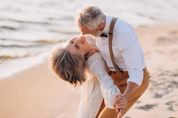 Güneşli Bir Günde Kumsalda Dans Eden Mutlu Yaşlı Çift Damat — Stok fotoğraf