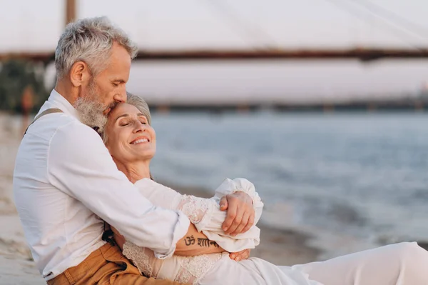 Romantic Senior Couple Elderly Couple Love Sitting Beach Man Hugs — Fotografia de Stock
