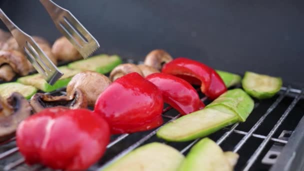 Grönsakerna Grillade Grill Med Svamp Paprika Och Zucchini Närbild Kocken — Stockvideo