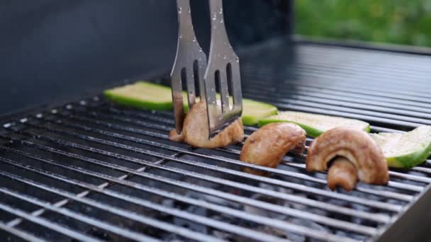 Vegetables Grilled Barbecue Mushrooms Zucchini Close Cook Puts Champignons Grill — ストック動画