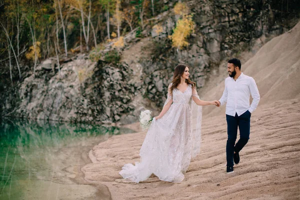 Newlyweds Beautiful Lake Middle Eastern Groom Caucasian Bride Walking Coast — Photo