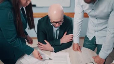 İş adamlarından oluşan bir ekip ofiste projeyi tartışıyor. Patron emrindekilerin fikirlerini ve önerilerini dinler..