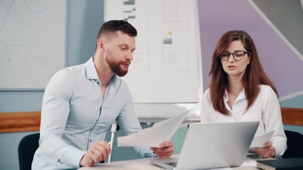 Ein Paar Büroangestellte Diskutieren Über Geschäfte Junge Männer Und Frauen — Stockvideo