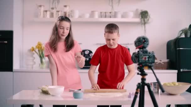 Boy Girl Recording Culinary Blog Home Boy Rolls Out Dough — Stok video