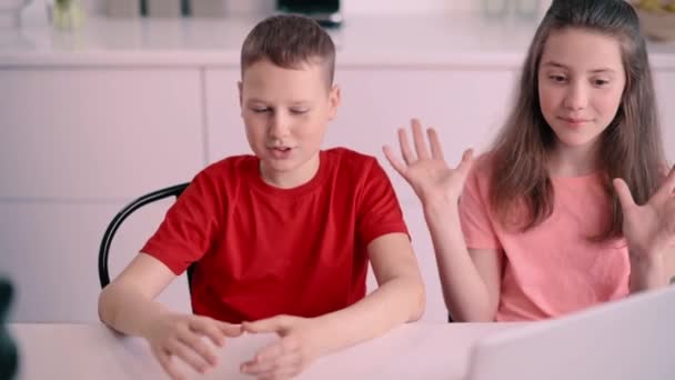 Boy Girl Blog Gravação Casa Crianças Cumprimentam Seus Espectadores — Vídeo de Stock